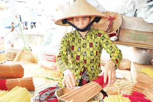 Làng nghề se nhang Bình Đức tất bật cuối năm.