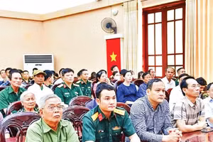 Các đại biểu và đối tượng là con đẻ của người hoạt động kháng chiến bị nhiễm chất độc hóa học tham dự buổi lễ (Ảnh TTH)