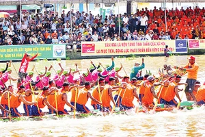 Hai đội đua tranh tài quyết liệt tại Giải đua ghe ngo trên dòng sông Maspéro, phường Phú Lợi, thành phố Cần Thơ.
