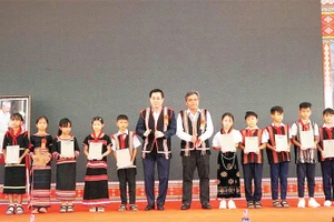 Lãnh đạo tỉnh Quảng Ngãi tặng quà cho học sinh nghèo xã biên giới Bờ Y.