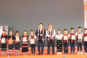 Lãnh đạo tỉnh Quảng Ngãi tặng quà cho học sinh nghèo xã biên giới Bờ Y.