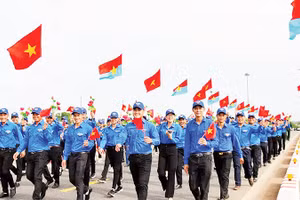 Tuổi trẻ đất nước trong những ngày tháng tư lịch sử ở Di tích quốc gia đặc biệt Đôi bờ Hiền Lương-Bến Hải.