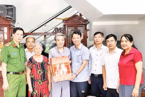 Xã Quang Hưng, tỉnh Hưng Yên tặng quà gia đình người có công với cách mạng trên địa bàn xã.