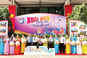 Phường Xuân Hòa ra mắt sản phẩm “Xuân Hòa-Dáng xưa trong phố mới”. (Ảnh LONG TRÌ)