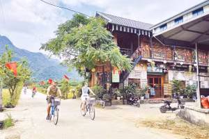Mai Châu là địa chỉ hấp dẫn du khách quốc tế đến nghỉ dưỡng và trải nghiệm văn hóa.