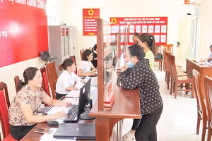 Cán bộ, công chức xã hướng dẫn người dân thực hiện các thao tác nộp hồ sơ trực tuyến tại Trung tâm Phục vụ hành chính công.
