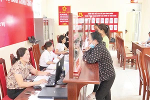 Cán bộ, công chức xã hướng dẫn người dân thực hiện các thao tác nộp hồ sơ trực tuyến tại Trung tâm Phục vụ hành chính công.