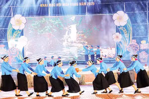 Chương trình văn nghệ đặc sắc tại lễ khai mạc Hội mùa vàng Lục Hồn 2025.