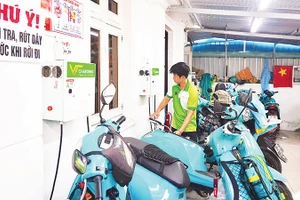 Điểm cung cấp dịch vụ sạc cho xe máy điện tại phường Tân Hưng, Thành phố Hồ Chí Minh. (Ảnh THẾ ANH)