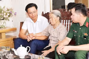 Lãnh đạo Đảng ủy xã Bảo Yên cùng đoàn công tác thăm hỏi, tặng quà bà Trần Thị Thước (mẹ liệt sĩ Hoàng Xuân Cảnh).