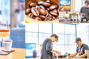 Du khách nước ngoài trải nghiệm tại quán cà-phê đặc sản ở Đà Nẵng.