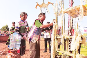 Các già làng thực hiện nghi thức trong Lễ cúng bến nước của đồng bào Mạ, xã Quảng Khê, tỉnh Lâm Đồng.