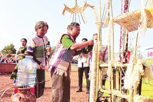 Các già làng thực hiện nghi thức trong Lễ cúng bến nước của đồng bào Mạ, xã Quảng Khê, tỉnh Lâm Đồng.