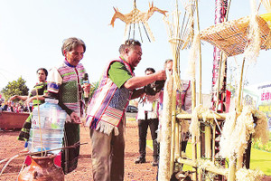 Các già làng thực hiện nghi thức trong Lễ cúng bến nước của đồng bào Mạ, xã Quảng Khê, tỉnh Lâm Đồng.