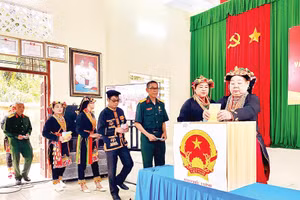 Cử tri xã vùng cao Tây Yên Tử, Bắc Ninh tham gia bỏ phiếu bầu cử. 