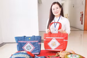 Sản phẩm lưu niệm thổ cẩm mang bản sắc văn hóa đồng bào các dân tộc tỉnh Cao Bằng.