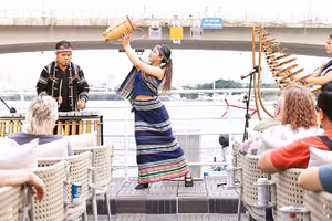 Nhóm Liang tơngai biểu diễn tại chuyến tàu trên sông Sài Gòn tạo ấn tượng đẹp với du khách quốc tế.