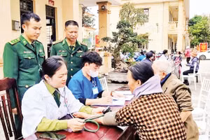 Bộ đội Biên phòng tỉnh Hưng Yên tổ chức khám bệnh, phát thuốc miễn phí cho người dân ven biển.