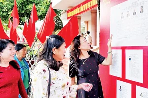 Cử tri tìm hiểu thông tin các ứng cử viên đại biểu Quốc hội khóa XVI - đơn vị bầu cử số 1 tỉnh Lâm Đồng.