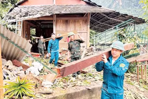 Cán bộ Ban Chỉ huy quân sự, dân quân tự vệ xã Na Sang (tỉnh Điện Biên) hỗ trợ người dân trên địa bàn di dời nhà, tài sản đến nơi an toàn.