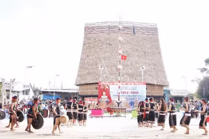 Đồng bào dân tộc Ba Na tổ chức lễ hội truyền thống tại không gian nhà rông văn hóa làng Kon Rơ Bang 2.