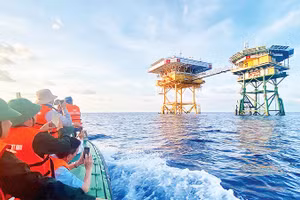 Đến thăm cán bộ, chiến sĩ công tác trên Nhà giàn DK1.