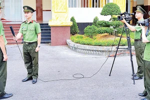 Đại úy Trịnh Hữu Đệ (cầm máy quay) cùng các đồng đội ghi hình phóng sự phục vụ xây dựng chuyên mục An ninh Cà Mau.