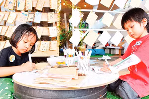 Các em nhỏ thỏa sức sáng tạo với giấy.