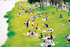 Không gian xanh hai bờ sông Hương thu hút người dân và du khách.