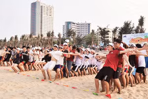 Những nhóm khách đầu tiên đến với phố biển Cửa Lò mùa du lịch 2026.