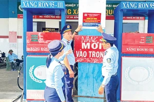 Chi cục Quản lý thị trường tỉnh Đắk Lắk kiểm tra các cây xăng dầu trên địa bàn tỉnh.