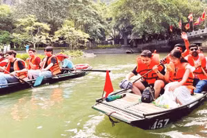 Du khách trong nước và quốc tế khám phá khu du lịch Tam Cốc, Ninh Bình.