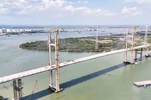 Cầu Bình Khánh bắc qua sông Soài Rạp (thuộc dự án đường cao tốc Bến Lức-Long Thành) đã hợp long vào cuối tháng 6/2025, đang được hoàn thiện và dự kiến được khánh thành vào tháng 9/2025. (Ảnh THẾ ANH)