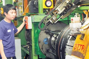 Sản xuất lốp xe ô-tô tại Nhà máy Kumho Tire Việt Nam, Khu công nghiệp Mỹ Phước 3 (Thành phố Hồ Chí Minh).