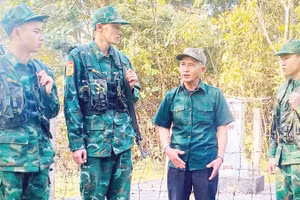 Ông Giàng Chợ Sộng (thứ 3 từ trái sang) tham gia tuần tra biên giới cùng lực lượng Bộ đội Biên phòng Sơn La.