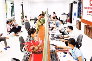 Cán bộ Trung tâm Phục vụ hành chính công xã Thanh Thủy tận tình hướng dẫn người dân giải quyết các thủ tục.