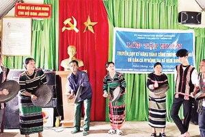 Các loại hình văn hóa phi vật thể không chỉ được bảo tồn, mà còn được “đưa vào đời sống” thông qua các lớp truyền dạy, hoạt động sinh hoạt cộng đồng và phục vụ du lịch. (Ảnh MẪN DOANH)