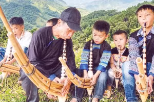 Truyền dạy cách sử dụng khèn H'Mông cho lớp trẻ ở Mù Cang Chải.