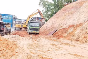 Sạt lở tại đồi ông Đống ở tổ 52, phường Phan Đình Phùng được khắc phục, bảo đảm an toàn tính mạng, tài sản của người dân ở dãy phố bên dưới.