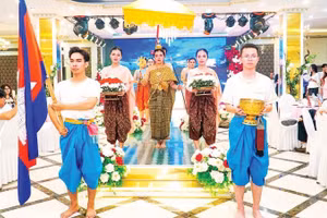 Các lưu học sinh Vương quốc Campuchia vui đón Tết cổ truyền tại Trường đại học Y Dược Thái Bình.