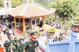Các cựu chiến binh về chiến trường xưa, tri ân đồng đội tại Đền thờ các Anh hùng liệt sĩ mặt trận Vị Xuyên.