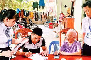 Cán bộ Trung tâm Phục vụ hành chính công xã Cốc San đến tận nhà hỗ trợ người yếu thế thực hiện thủ tục hành chính.