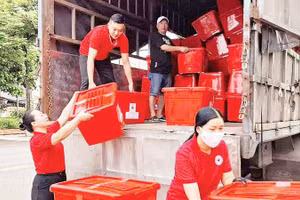 Cán bộ Hội Chữ thập đỏ Sơn La hỗ trợ tiền, vật dụng thiết yếu cho các hộ bị thiên tai tại xã Pắc Ngà. 