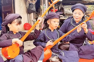 Nghệ nhân dân gian truyền dạy hát Then cho trẻ nhỏ tại xã Văn Lang. 