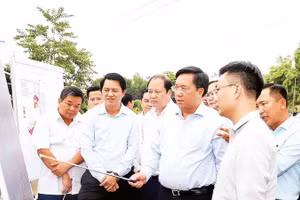 Chủ tịch Ủy ban nhân dân tỉnh Trần Duy Đông kiểm tra việc giải phóng mặt bằng dự án Khu công nghiệp Đoan Hùng. 