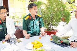 Lãnh đạo Sở Y tế tỉnh An Giang lắng nghe những khó khăn của các y, bác sĩ của Bệnh xá quân-dân y Thổ Châu.