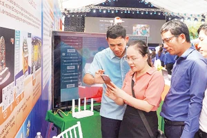 Người dân trải nghiệm tại Ngày hội chuyển đổi số phường Hương Trà năm 2025.