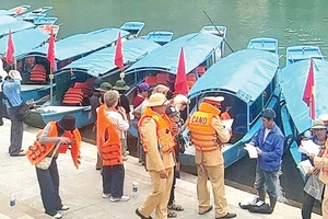 Phòng Cảnh sát giao thông Công an Quảng Trị kiểm tra việc thực hiện Luật Giao thông đường thủy nội địa tại bến thuyền du lịch Phong Nha-Kẻ Bàng trên sông Son.