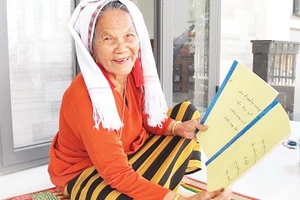 Bà Châu Thị Đông giới thiệu các tác phẩm nghệ thuật Ariya do bà sưu tầm và đóng tập làm tài liệu trình diễn và truyền dạy cho con cháu trong tộc họ văn hóa dân tộc mình.