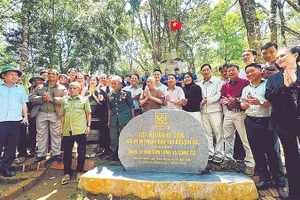 Các chuyên gia, chính quyền địa phương và đoàn viên, thanh niên tham gia hành trình “Về với cội nguồn di sản sâm Ngọc Linh”.